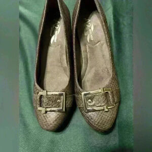 Preowned Aerosoles with a big buckle on top. Womens size 9.5.